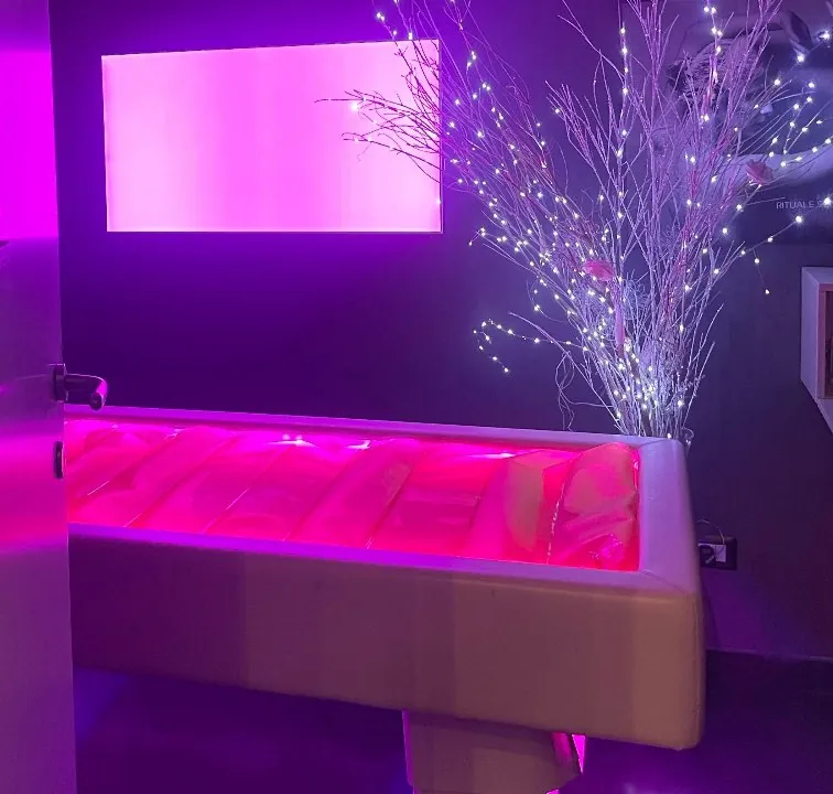 La cabina relax con il lettino ad acqua illuminato di rosa e l'albero di lucine