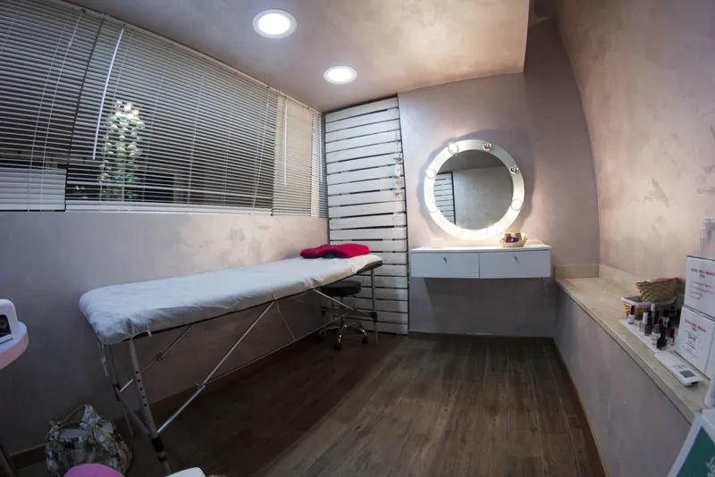 Cabina per i trattamenti viso con lettino e specchio illuminato