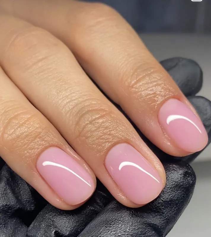 Unghie corte con semipermanente rosa lucido